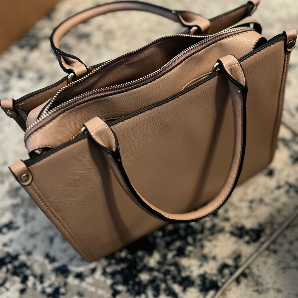 ❤️NEW❤️Elegant Beige Tote Bag